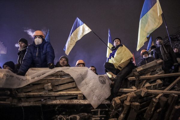 Внутренние войска начали штурм лагеря митингующих на Майдане