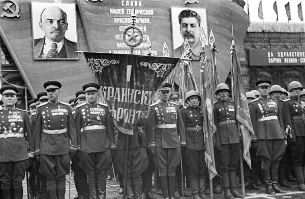 Командование I Украинского фронта на Параде Победы. Командование I Украинского фронта на Параде Победы.