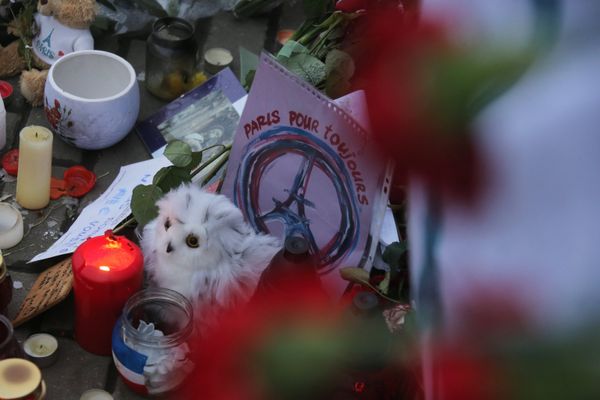 Цветы у посольства Франции в Москве