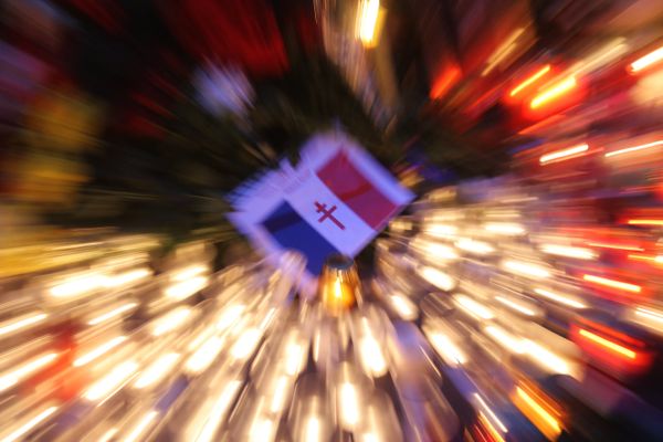 Цветы у посольства Франции в Москве