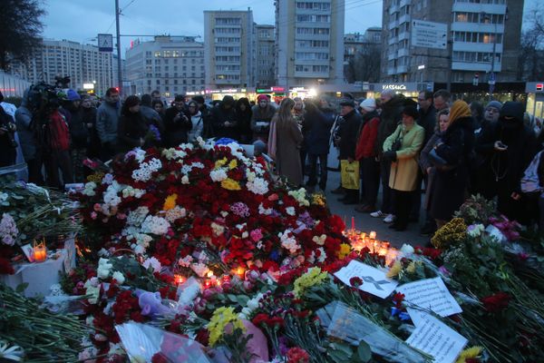 Цветы у посольства Франции в Москве Цветы у посольства Франции в Москве