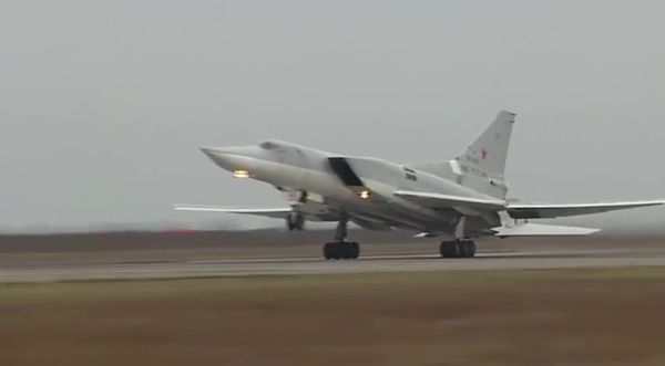 Боевые пуски крылатых ракет по объектам ИГ в Сирии