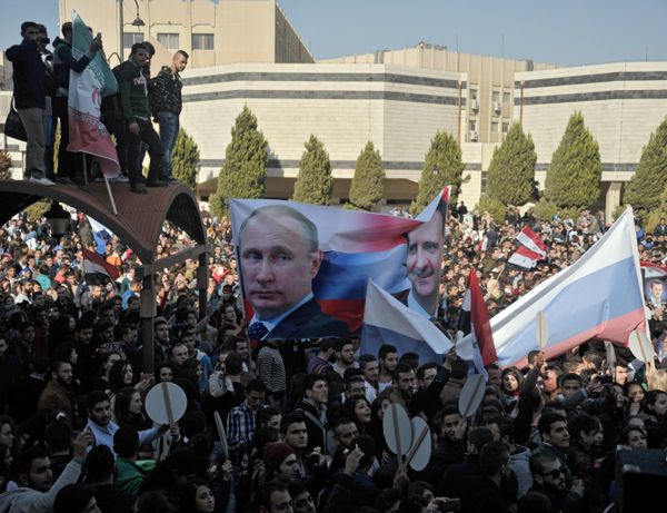 Митинг студентов университета Баас в поддержку действий российской авиации в Сирии