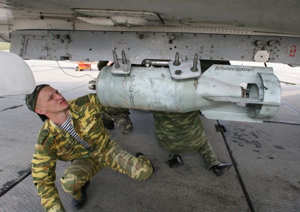 Штурмовик Су-24М авиации Балтийского флота на военном аэродроме в Черняховске Штурмовик Су-24М авиации Балтийского флота на военном аэродроме в Черняховске