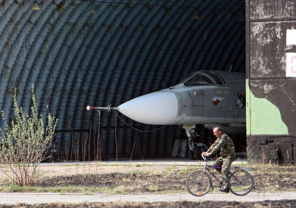 Штурмовик Су-24М авиации Балтийского флота на аэродроме в Черняховске Штурмовик Су-24М авиации Балтийского флота на аэродроме в Черняховске