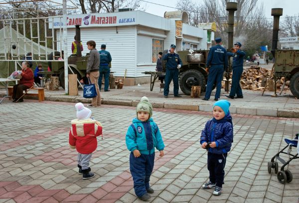 Полевые кухни и палатки МЧС развернуты в городе Щелкино на северо-востоке Крыма