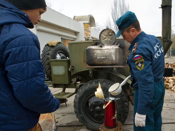 Полевые кухни и палатки МЧС развернуты в городе Щелкино на северо-востоке Крыма