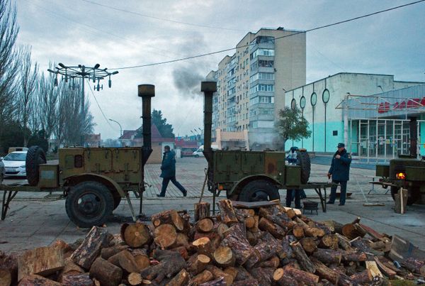Полевые кухни и палатки МЧС развернуты в городе Щелкино на северо-востоке Крыма