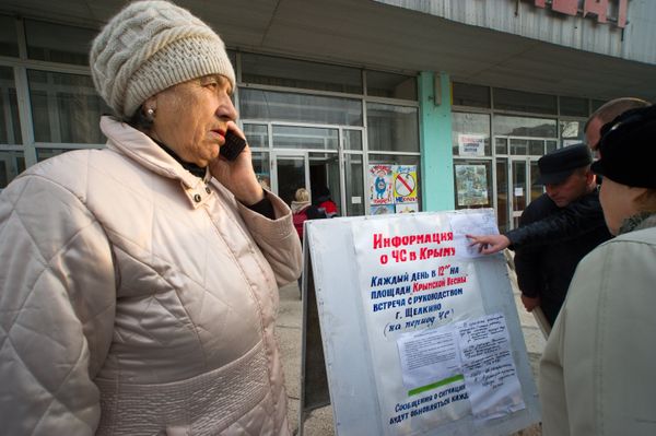 Полевые кухни и палатки МЧС развернуты в городе Щелкино на северо-востоке Крыма