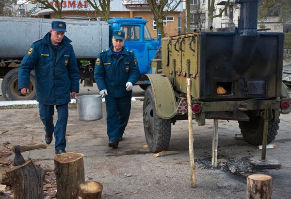 Полевые кухни и палатки МЧС развернуты в городе Щелкино на северо-востоке Крыма