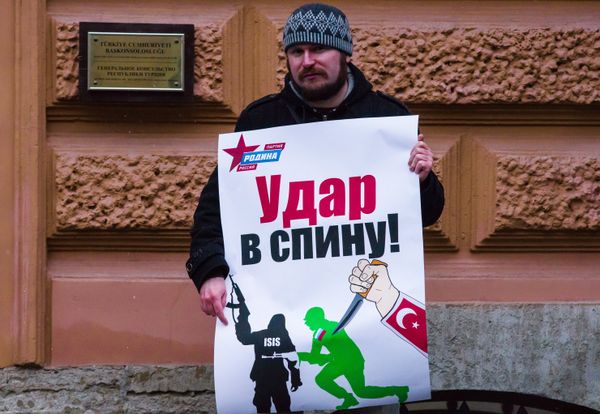 Акции протеста в России против действий ВВС Турции Акции протеста в России против действий ВВС Турции