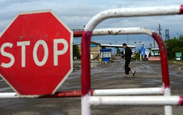 Пограничный пункт пропуска Изварино после обстрела
