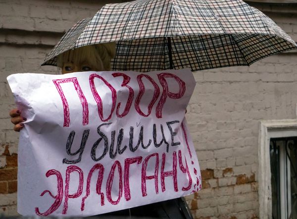 Акции протеста в России против действий ВВС Турции