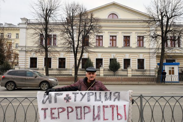 Акции протеста в России против действий ВВС Турции