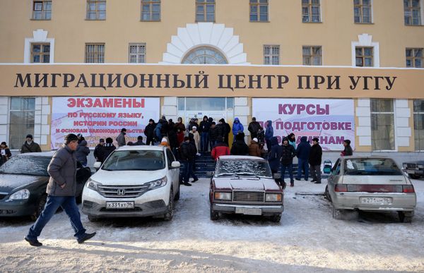 Сдача экзаменов в центре тестирования мигрантов