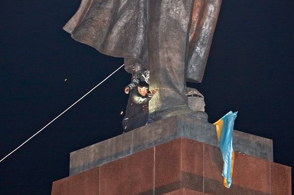 В Харькове снесли памятник Ленину