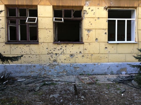 Разрушения после обстрела в городе Моспино Донецкой области