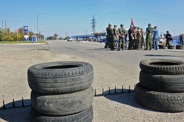 Активисты заблокировали автотрассу у поселка Чонгар на границе Украины и Крыма