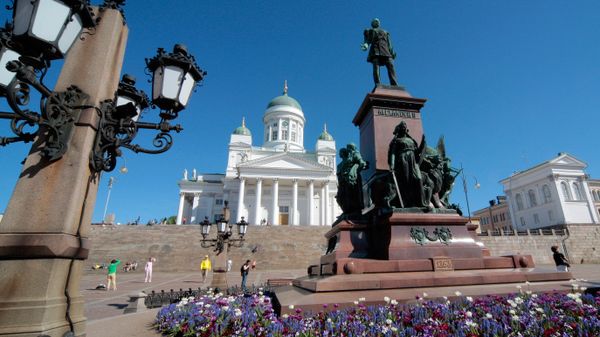 Финляндия. Хельсинки. Памятник императору Александру II и Кафедральный собор Финляндия. Хельсинки. Памятник императору Александру II и Кафедральный собор