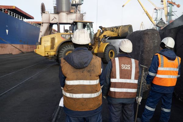 Разгрузка угля из ЮАР в порту Одессы