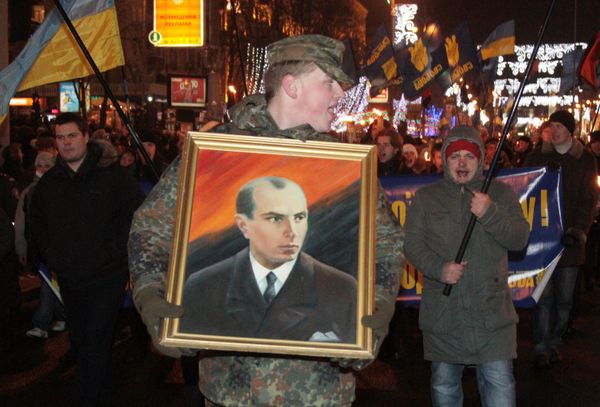 Факельное шествие националистов в честь дня рождения Степана Бандеры Факельное шествие националистов в честь дня рождения Степана Бандеры