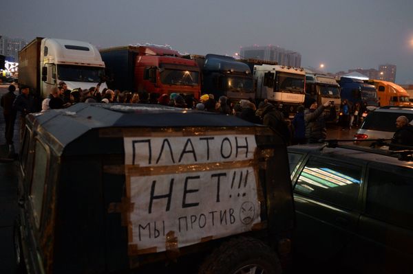 Дальнобойщики, выступающие против системы Платон, на парковке ТРЦ Мега-Химки