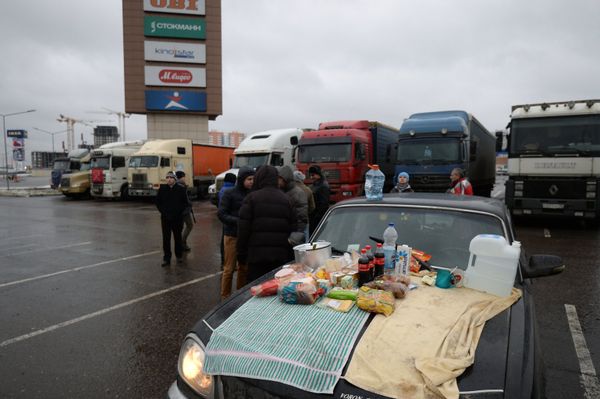 Дальнобойщики, выступающие против системы Платон, на парковке ТРЦ Мега-Химки