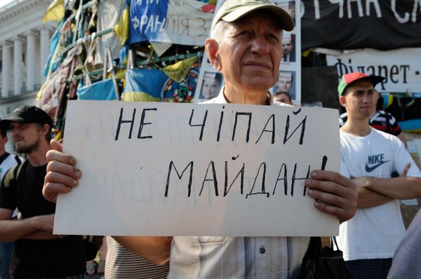 Уборка баррикад на Майдане в Киеве
