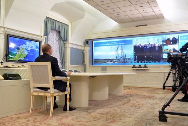 Президент РФ В.Путин в режиме видеоконференции принял участие в запусе второй очереди энергомоста в Крым Президент РФ В.Путин в режиме видеоконференции принял участие в запусе второй очереди энергомоста в Крым