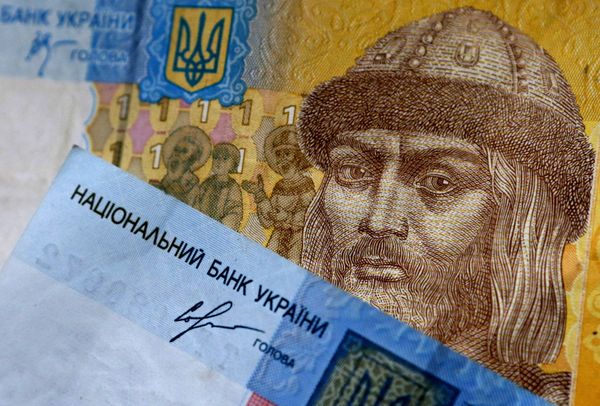 Денежные купюры и монеты США и Украины