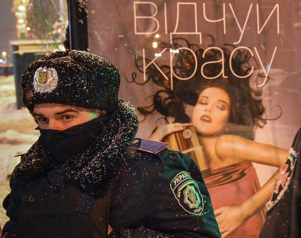 Милиция штурмует баррикады в Киеве Милиция штурмует баррикады в Киеве