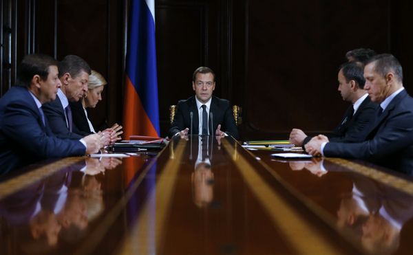Премьер-министр РФ Д. Медведев провел совещание с вице-премьерами РФ