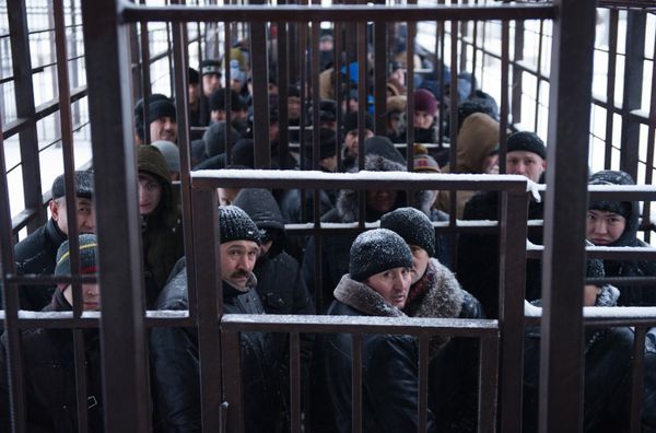 Очередь мигрантов у отделения УФМС по Москве