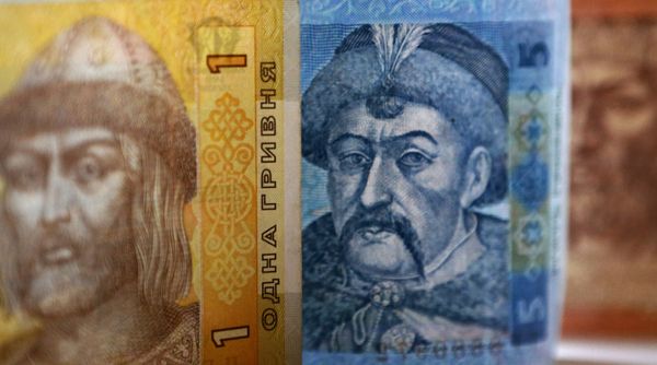 Денежные купюры и монеты США и Украины