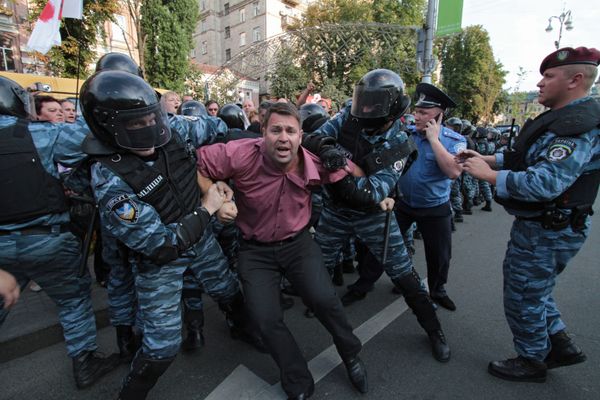 Разгон сторонников экс-премьера Украины Ю. Тимошенко на Крещатике в Киева
