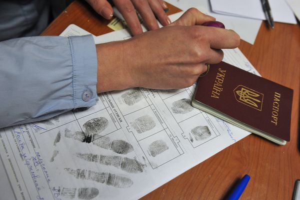 Выдача видов на жительство и разрешений на временное проживание