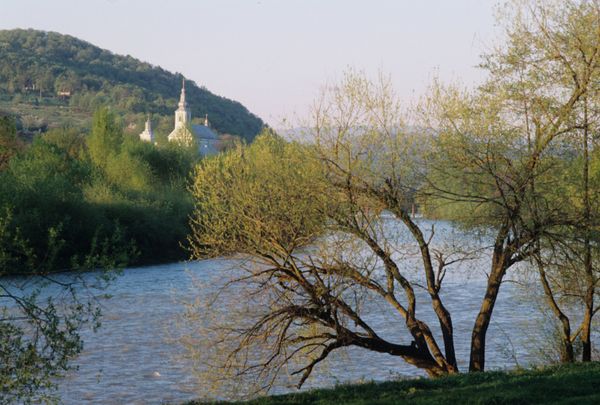 Действующая церковь в закарпатском селе Действующая церковь в закарпатском селе
