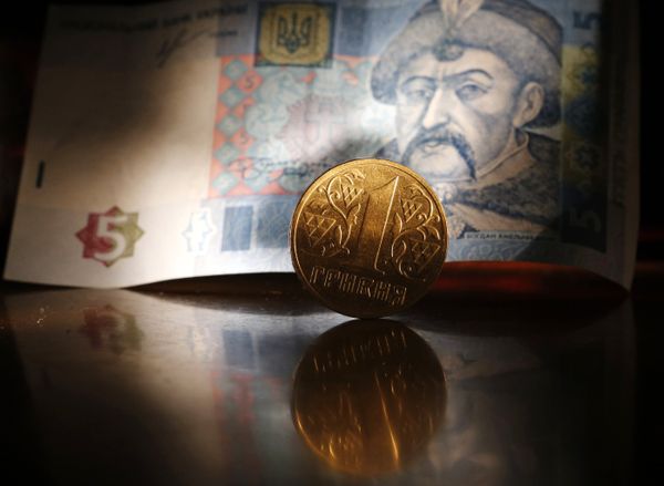 Денежные купюры и монеты США и Украины