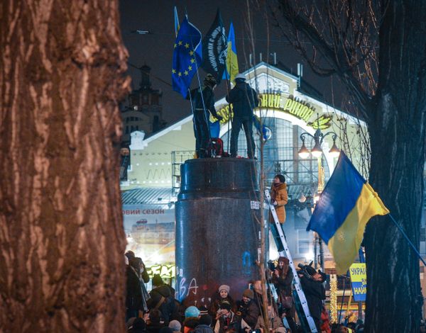 Снос памятника Ленину в центре Киева