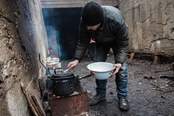 Жители поселка Марьинка Донецкой области в бомбоубежище Жители поселка Марьинка Донецкой области в бомбоубежище