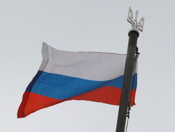 Здание обладминистрации в Луганске взято под контроль сторонниками федерализации Здание обладминистрации в Луганске взято под контроль сторонниками федерализации