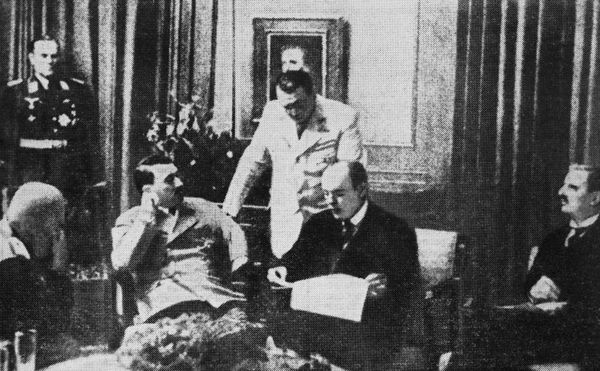 Бенито Муссолини, Адольф Гитлер, Герман Геринг, Невилл Чемберлен Бенито Муссолини, Адольф Гитлер, Герман Геринг, Невилл Чемберлен