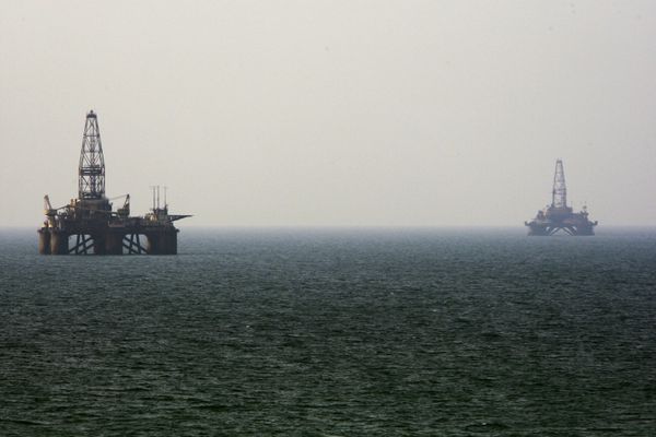Нефтяные платформы в Каспийском море