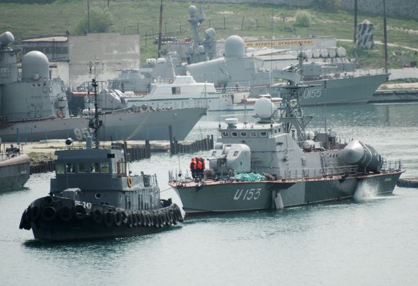 Ракетный катер ВМСУ Прилуки и танкер Фастов покинули Севастополь