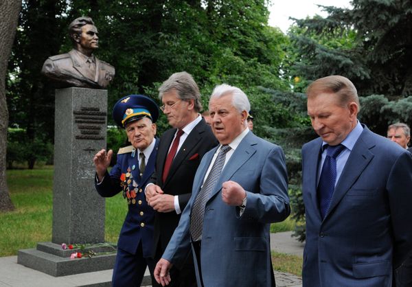Экс-президенты Украины почтили память жертв войны