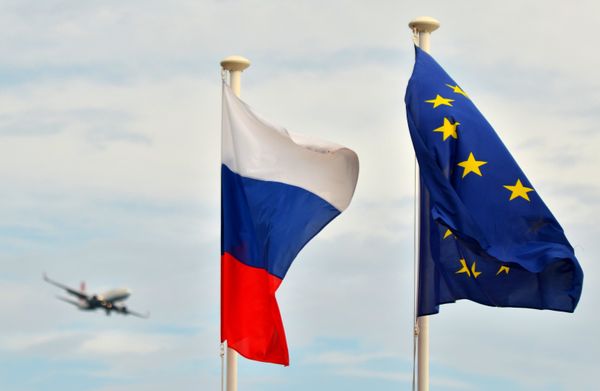 Флаги России, ЕС, Франции и герб Ниццы на набережной Ниццы Флаги России, ЕС, Франции и герб Ниццы на набережной Ниццы