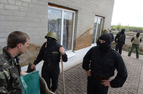 Сторонники федерализации блокировали базу спецбатальона Правого сектора в Днепропетровской области Сторонники федерализации блокировали базу спецбатальона Правого сектора в Днепропетровской области