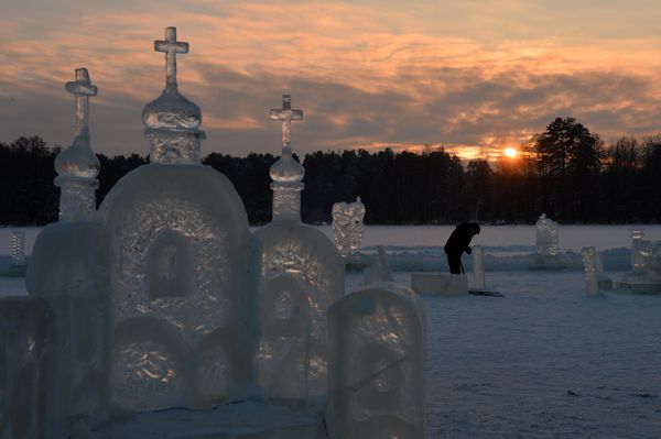 Строительство ледяного городка в Раифском монастыре