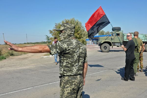 Активисты заблокировали автотрассу у поселка Чонгар на границе Украины и Крыма