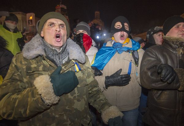 Внутренние войска начали штурм лагеря митингующих на Майдане Внутренние войска начали штурм лагеря митингующих на Майдане